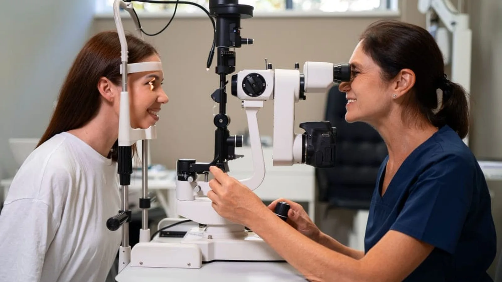 ¿Qué especialista trata la degeneración macular?